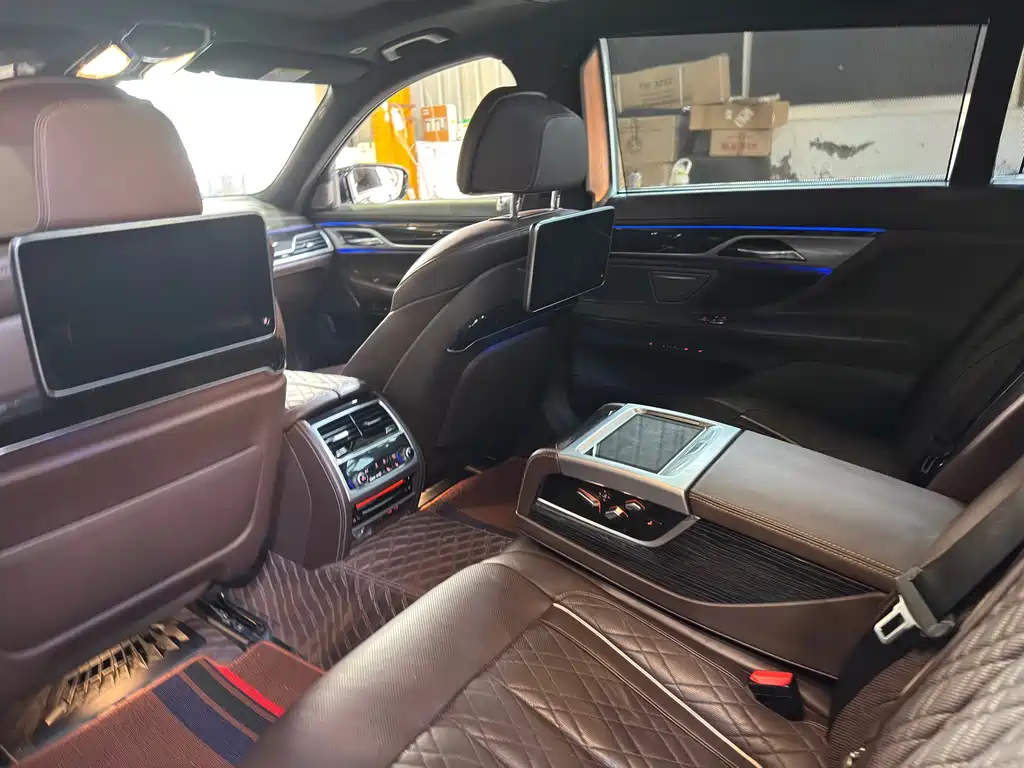 BMW 7 Series — миниатюра 5