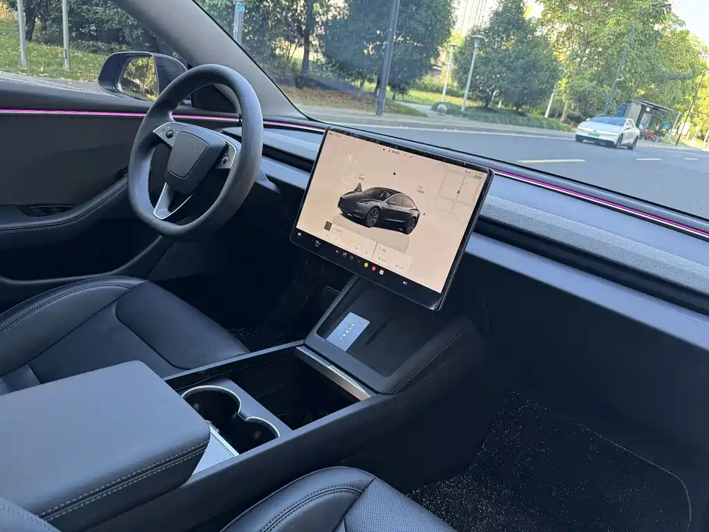 Tesla Model 3 — миниатюра 7