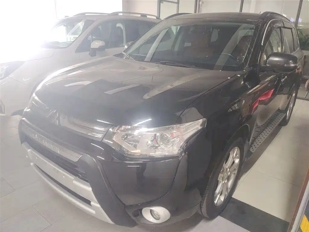 Mitsubishi Outlander (Import) 2014