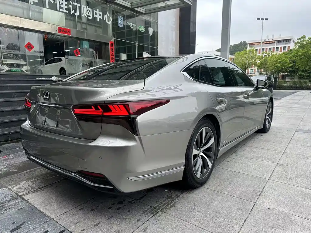 Lexus LS — миниатюра 6