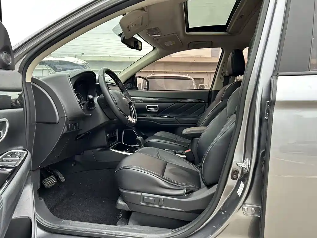 MITSUBISHI OUTLANDER