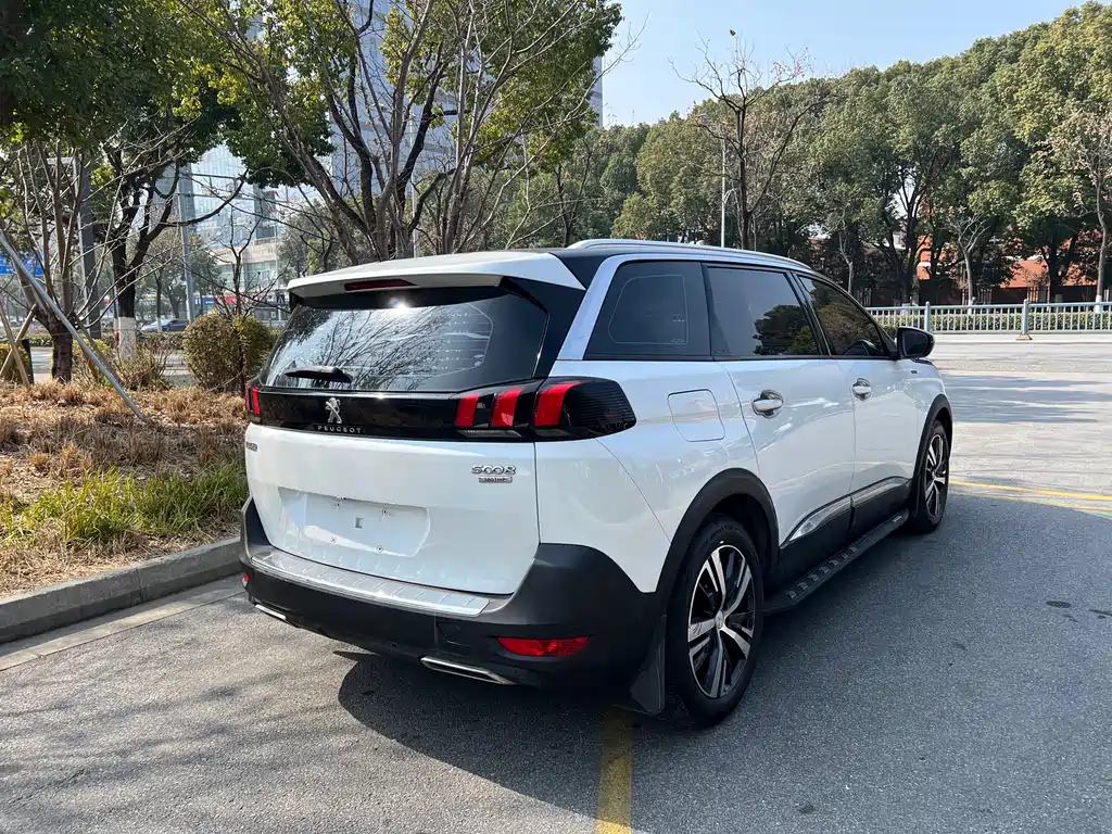 PEUGEOT 5008