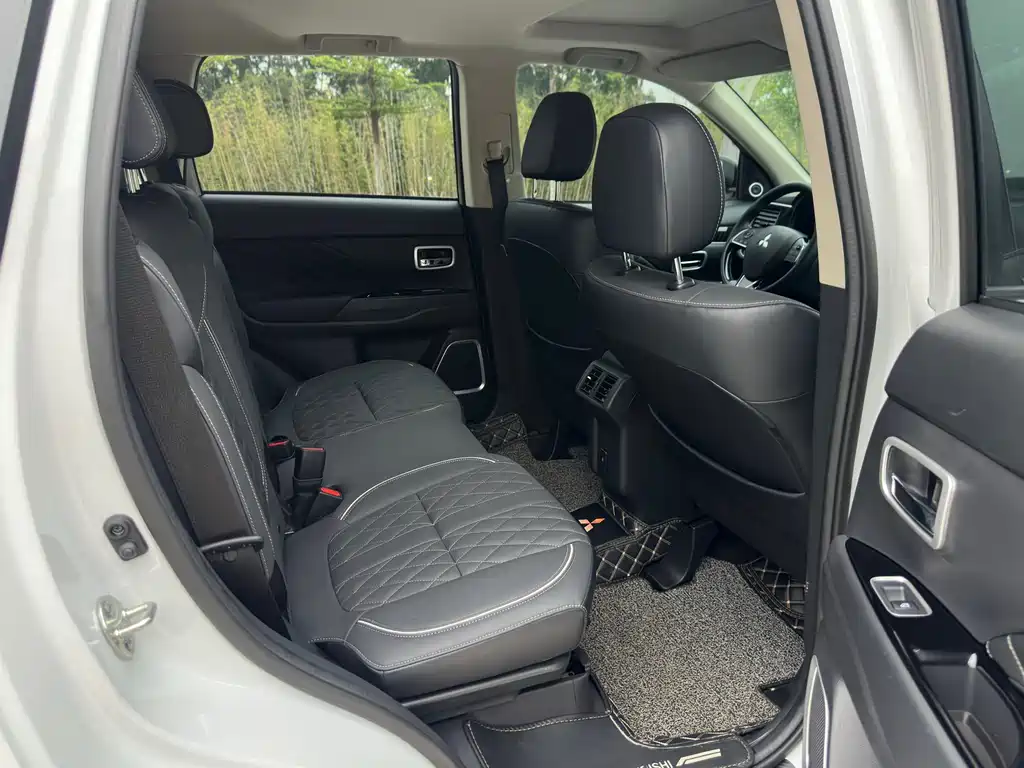 MITSUBISHI OUTLANDER