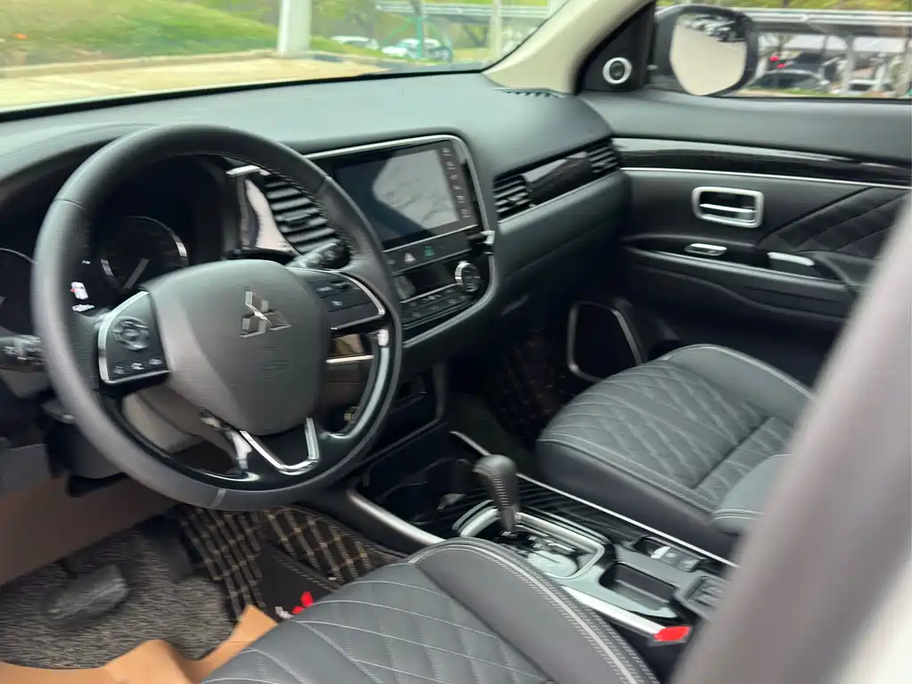 MITSUBISHI OUTLANDER