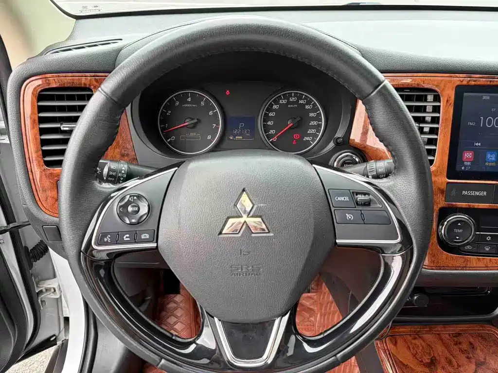 MITSUBISHI OUTLANDER