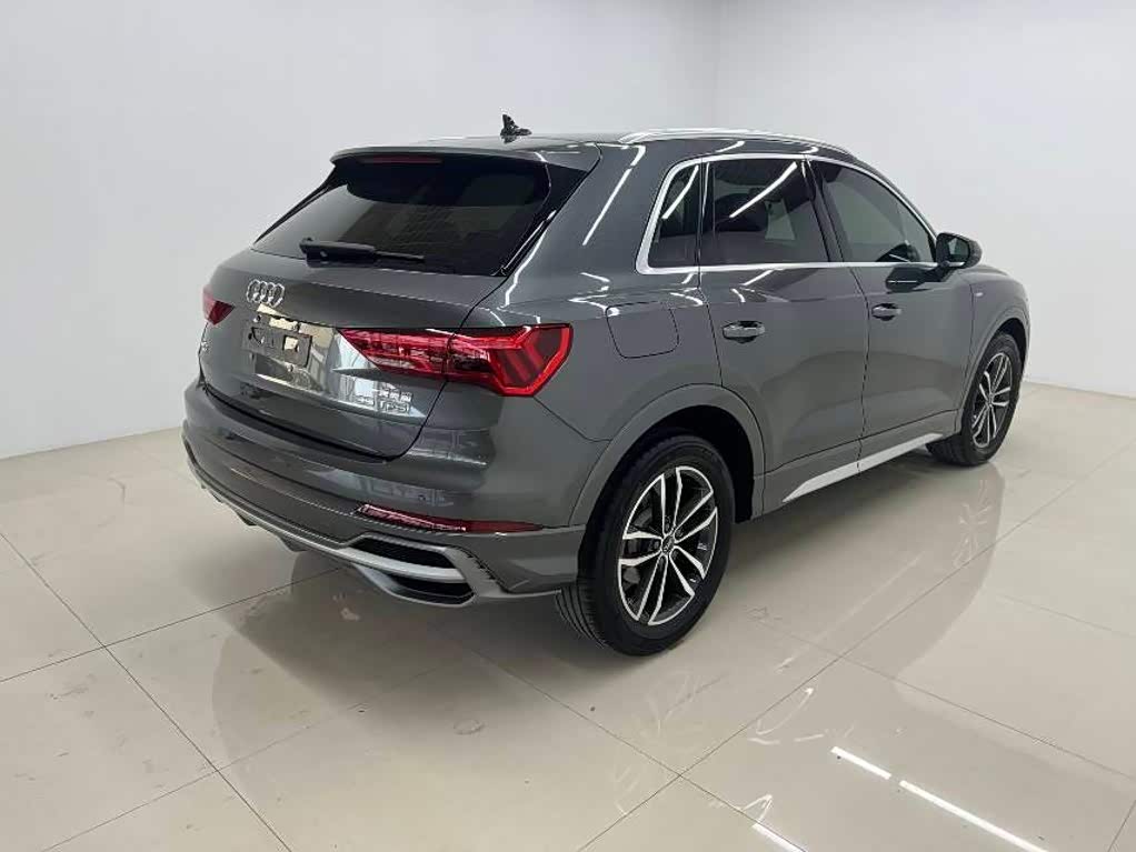 Audi Q3 1.4 л 2022 г. Серебристо-серый, пробег 24000 км