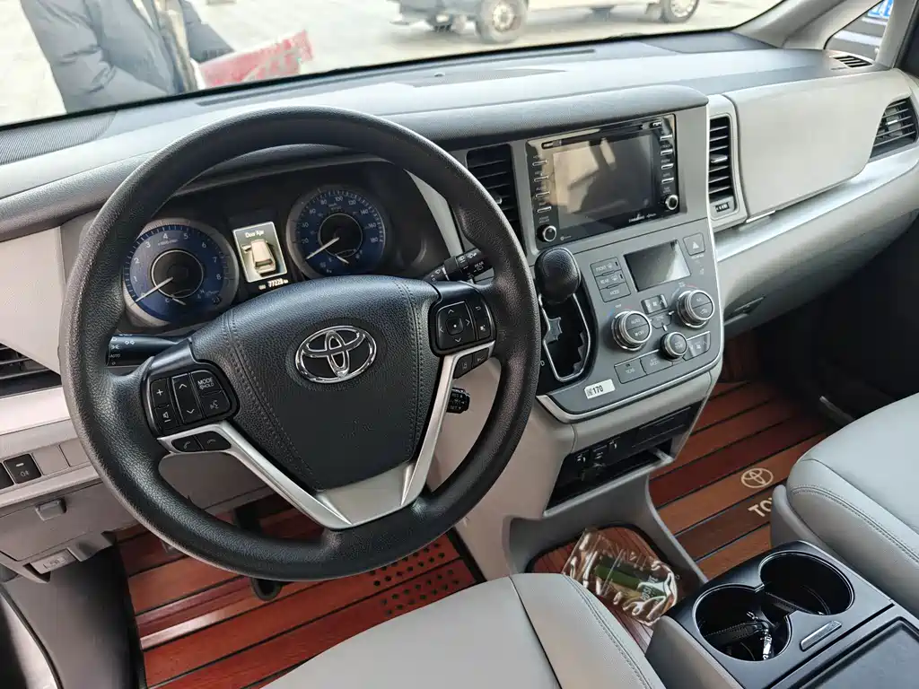 TOYOTA SIENNA