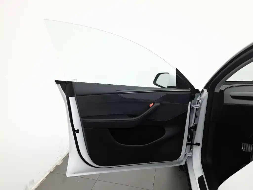Tesla Model Y — миниатюра 8