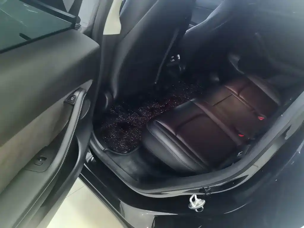 Tesla Model Y — миниатюра 17