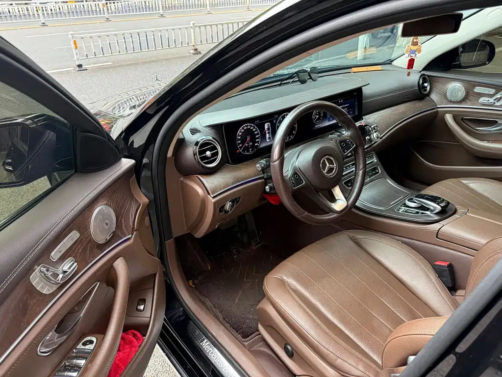 Mercedes-Benz E-Class — миниатюра 7