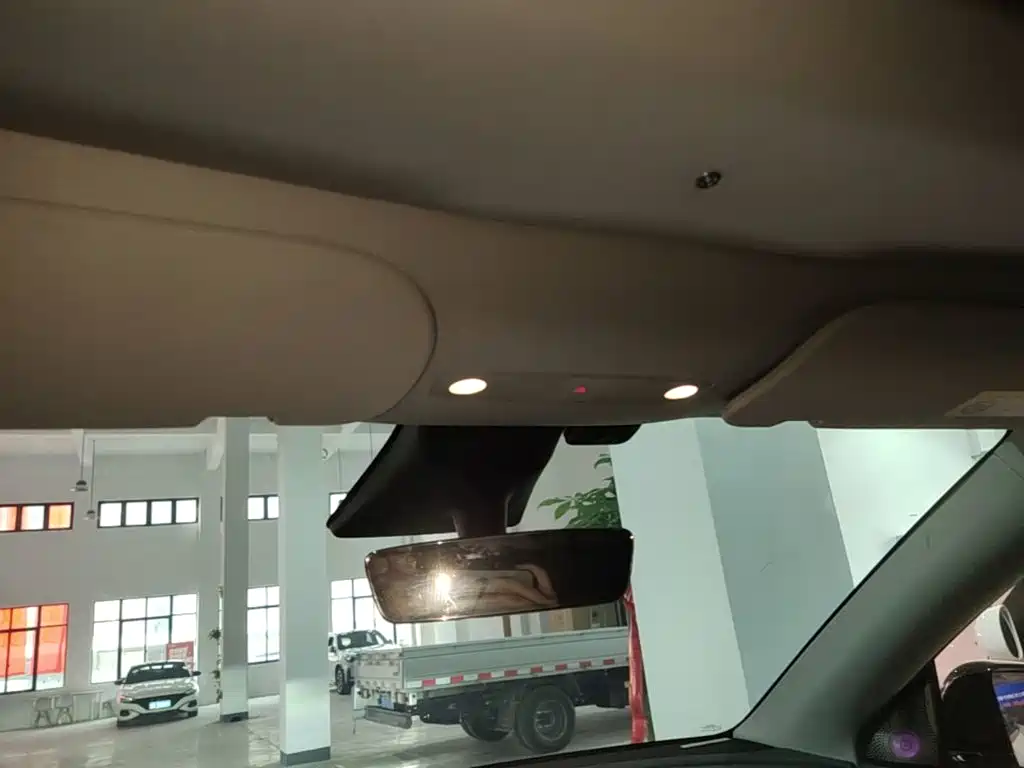Tesla Model Y — миниатюра 18