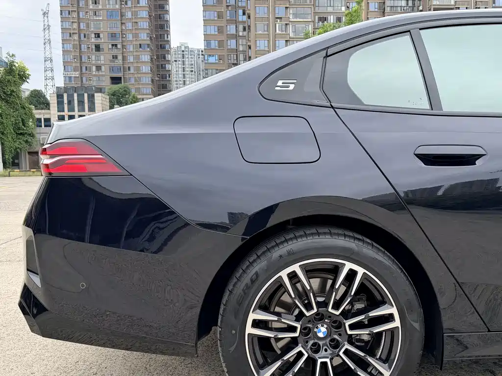 BMW 5 Series — миниатюра 8