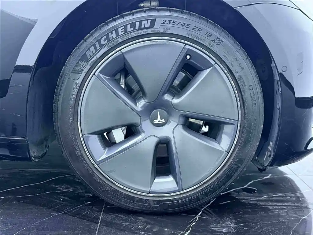 Tesla Model 3 — миниатюра 10