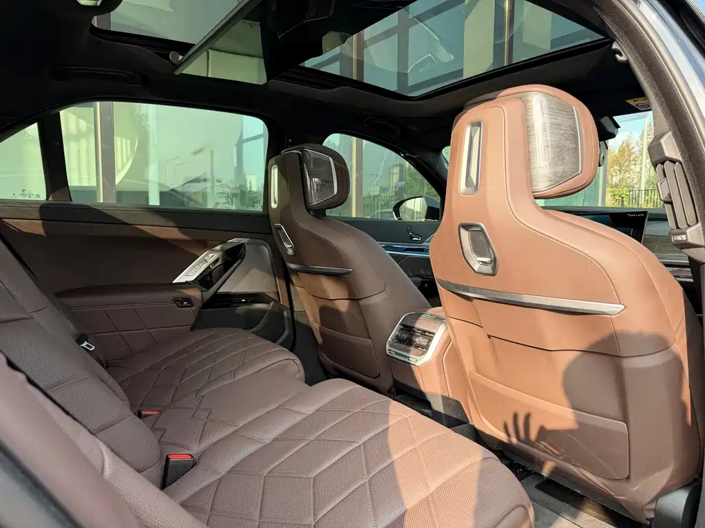 BMW i7 — миниатюра 20