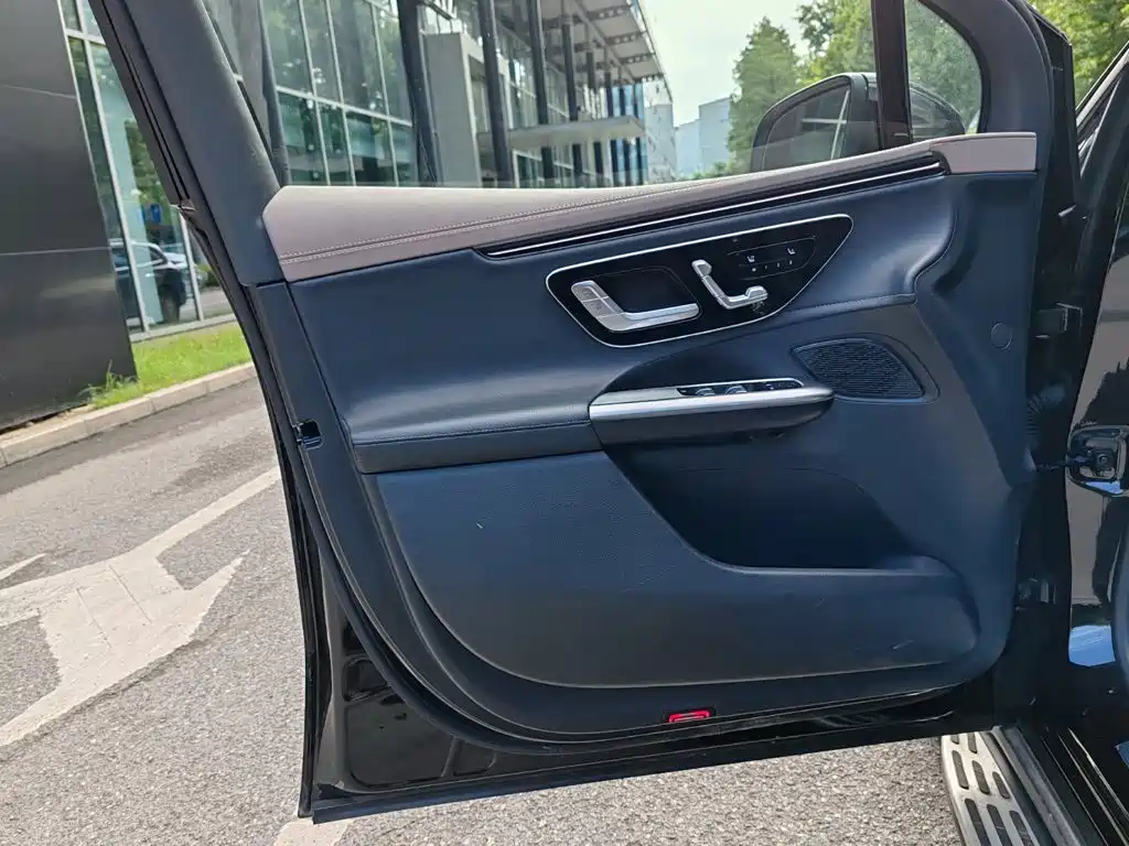 Mercedes-Benz EQE SUV — миниатюра 12
