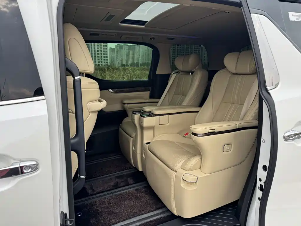 Toyota Alphard — миниатюра 5
