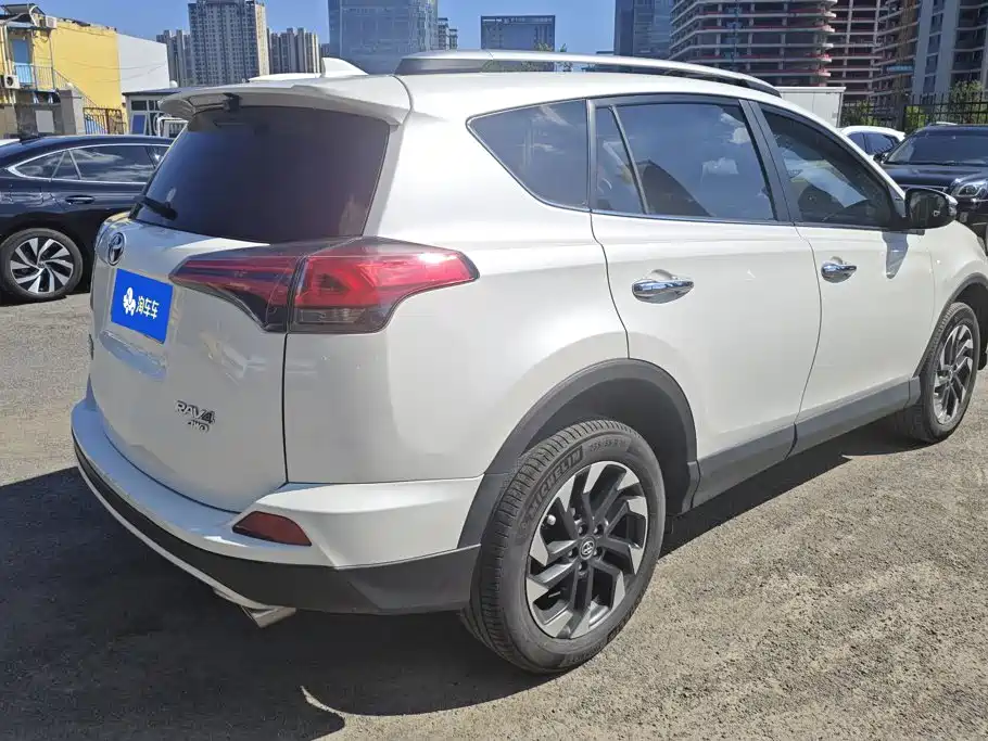 Toyota RAV4 — миниатюра 3
