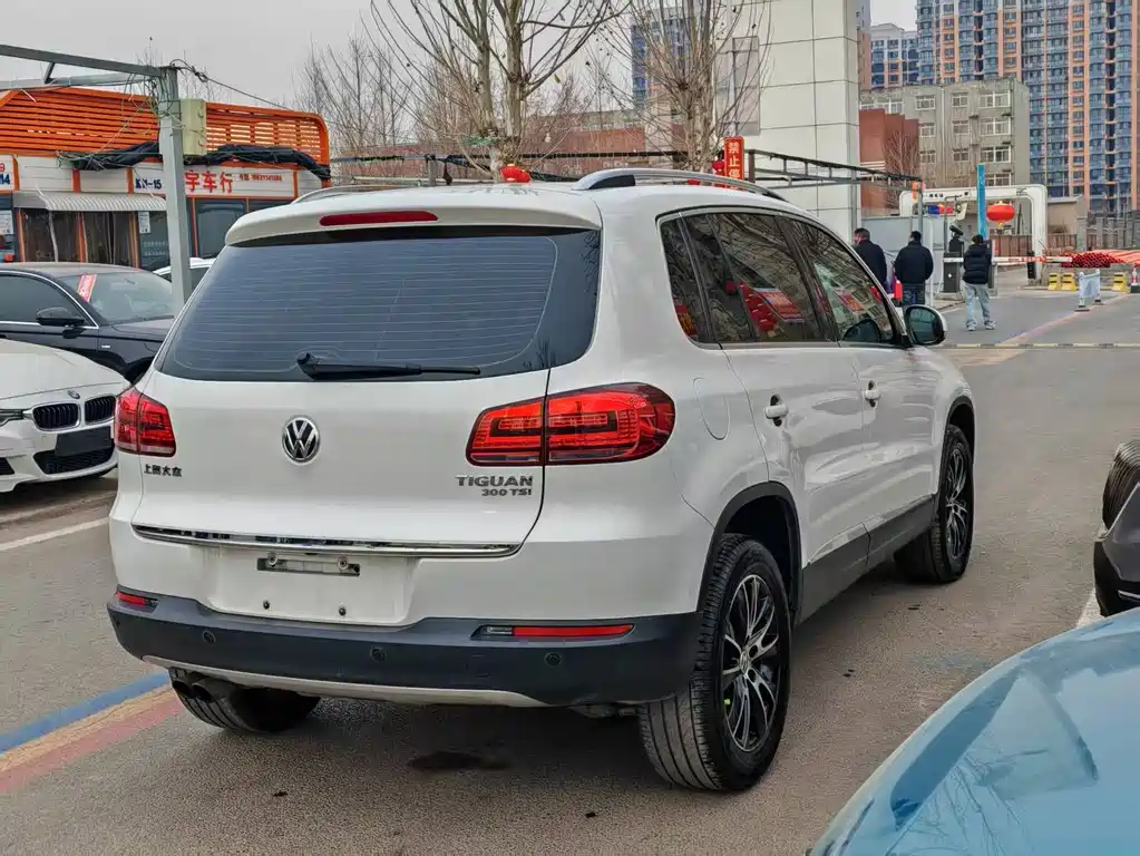 VOLKSWAGEN TIGUAN