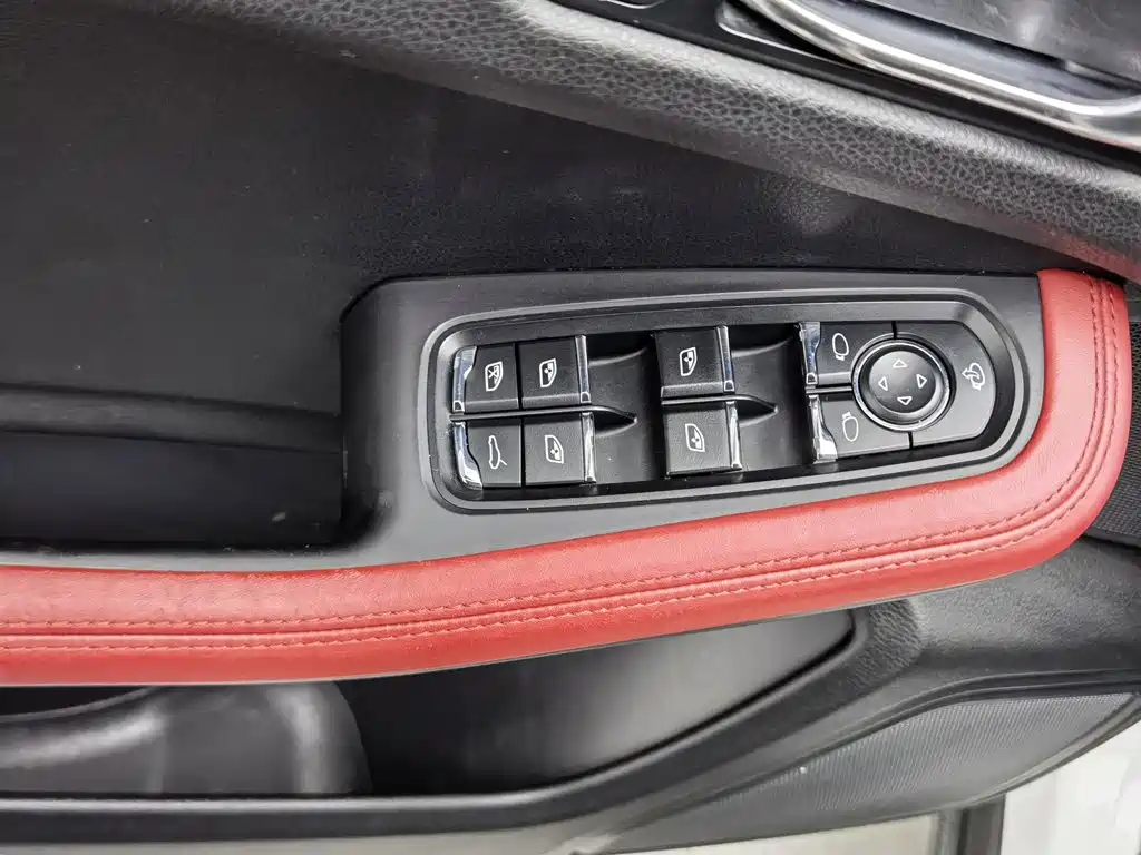 Porsche Macan — миниатюра 9