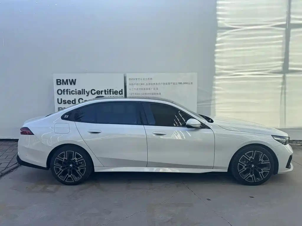 BMW 5 Series — миниатюра 4
