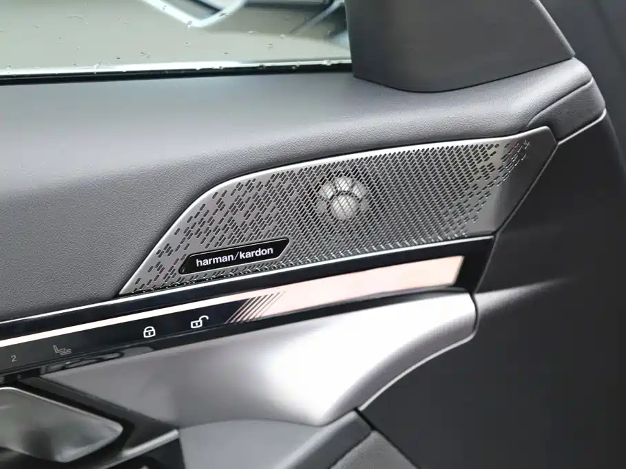 BMW 5 Series — миниатюра 11