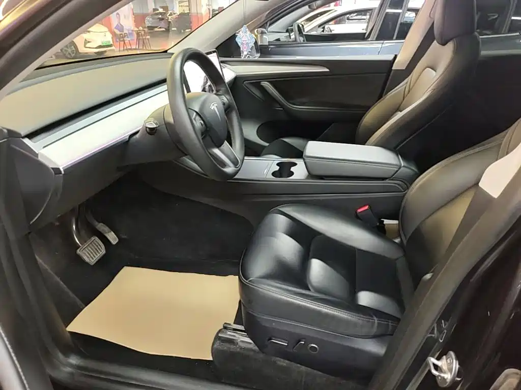 Tesla Model Y — миниатюра 15
