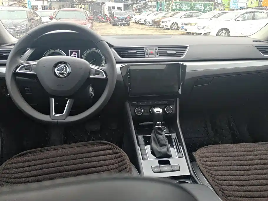 Skoda Superb — миниатюра 12