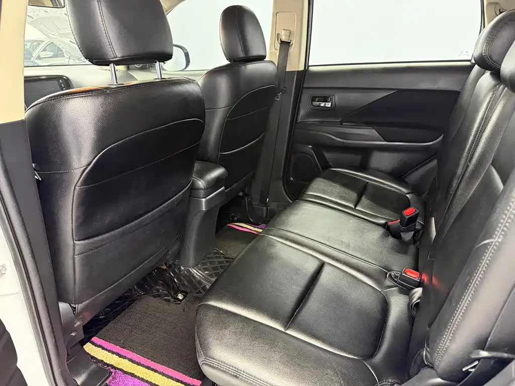 MITSUBISHI OUTLANDER