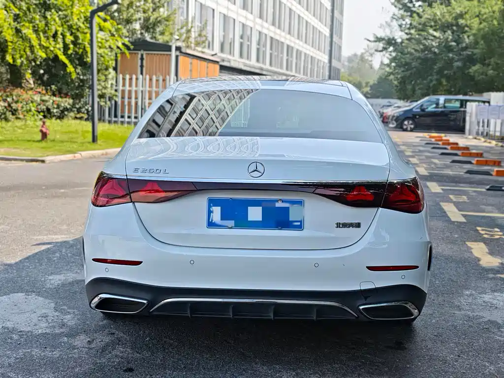 Mercedes-Benz E-Class — миниатюра 2