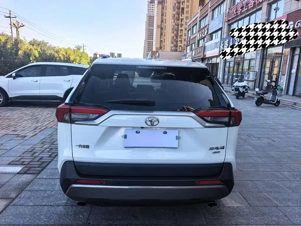 Toyota RAV4 — миниатюра 8