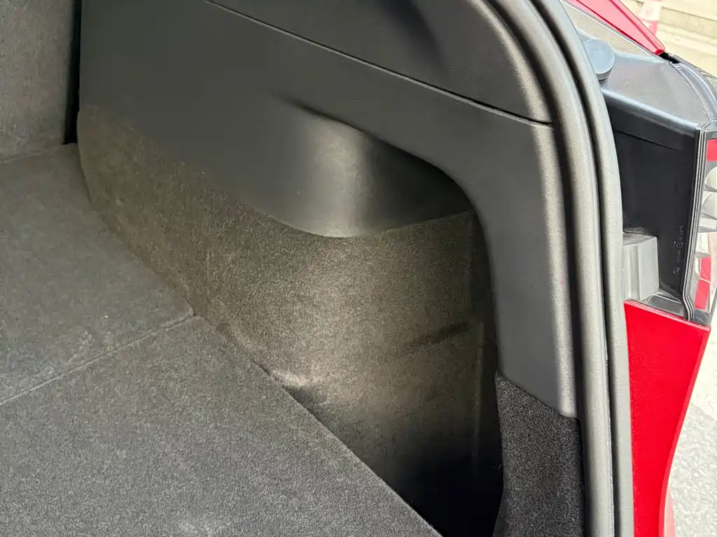 Tesla Model Y — миниатюра 21