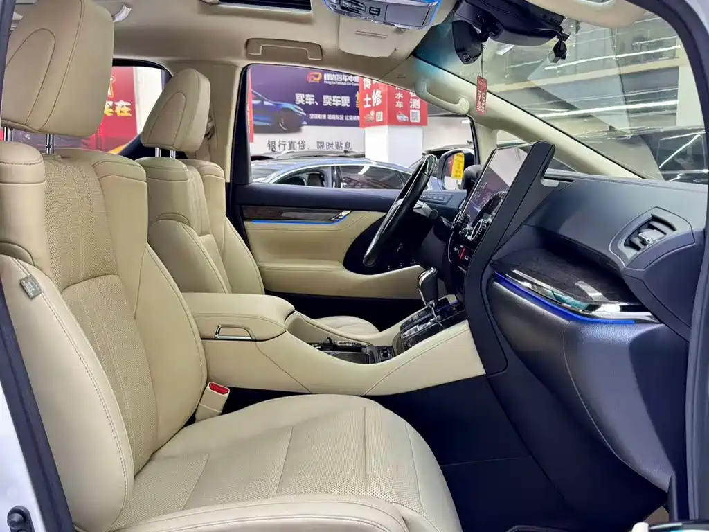 Toyota Alphard — миниатюра 10