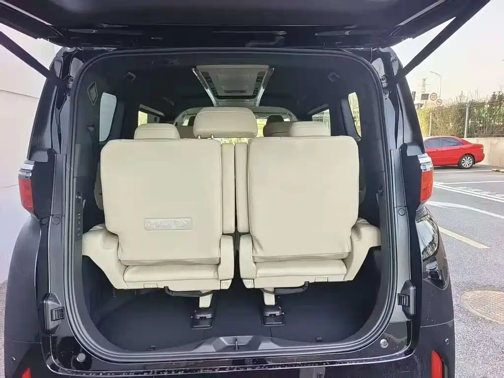Toyota Alphard — миниатюра 22