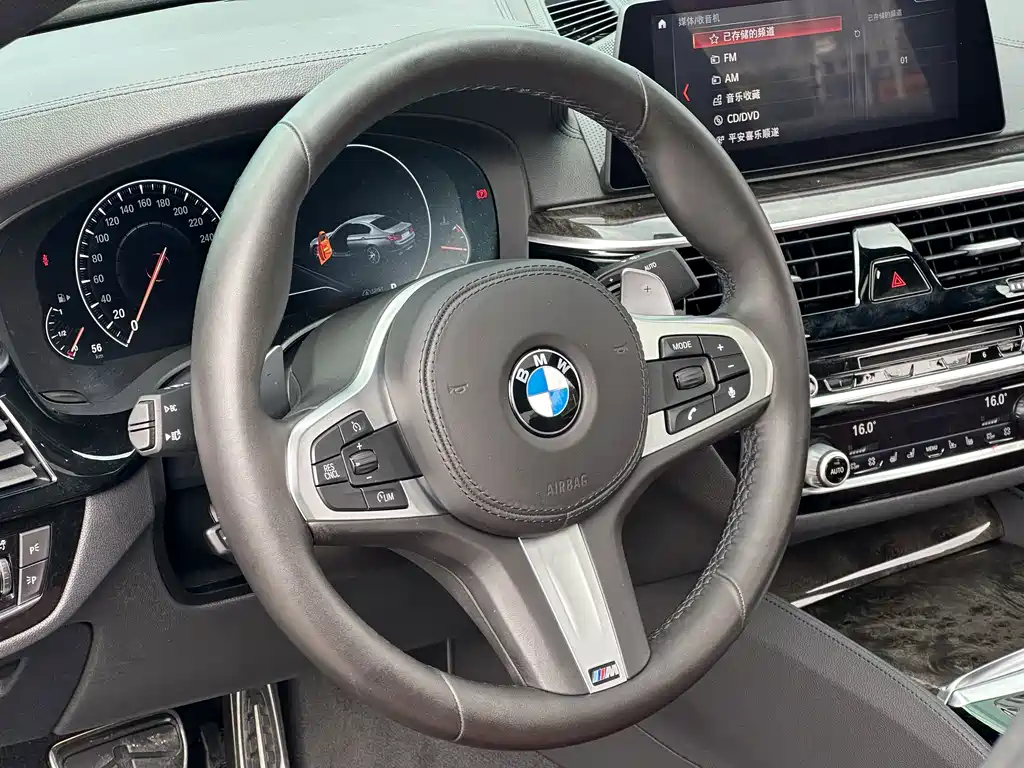 BMW 5 Series — миниатюра 9