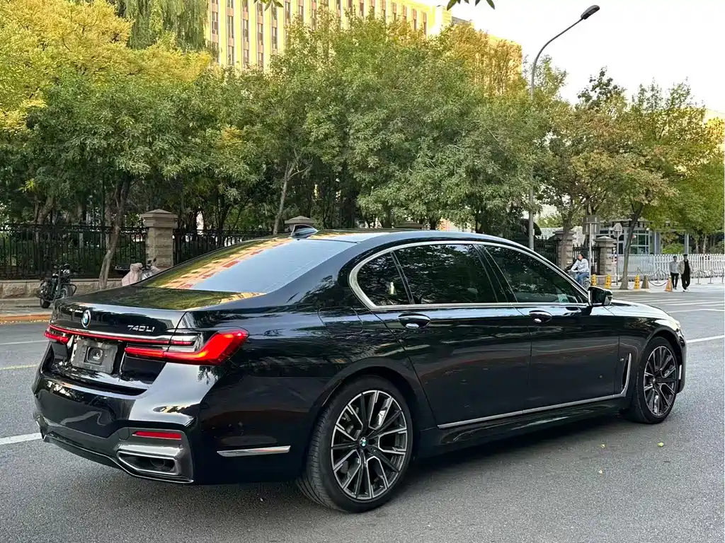 BMW 7 Series — миниатюра 10