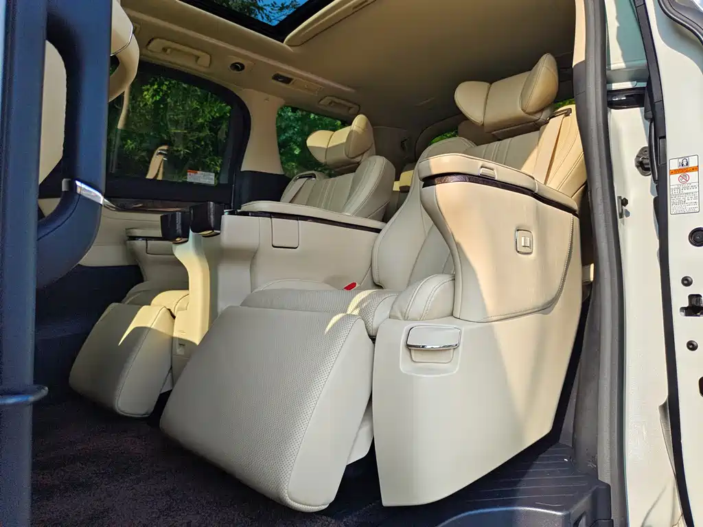 Toyota Alphard — миниатюра 9