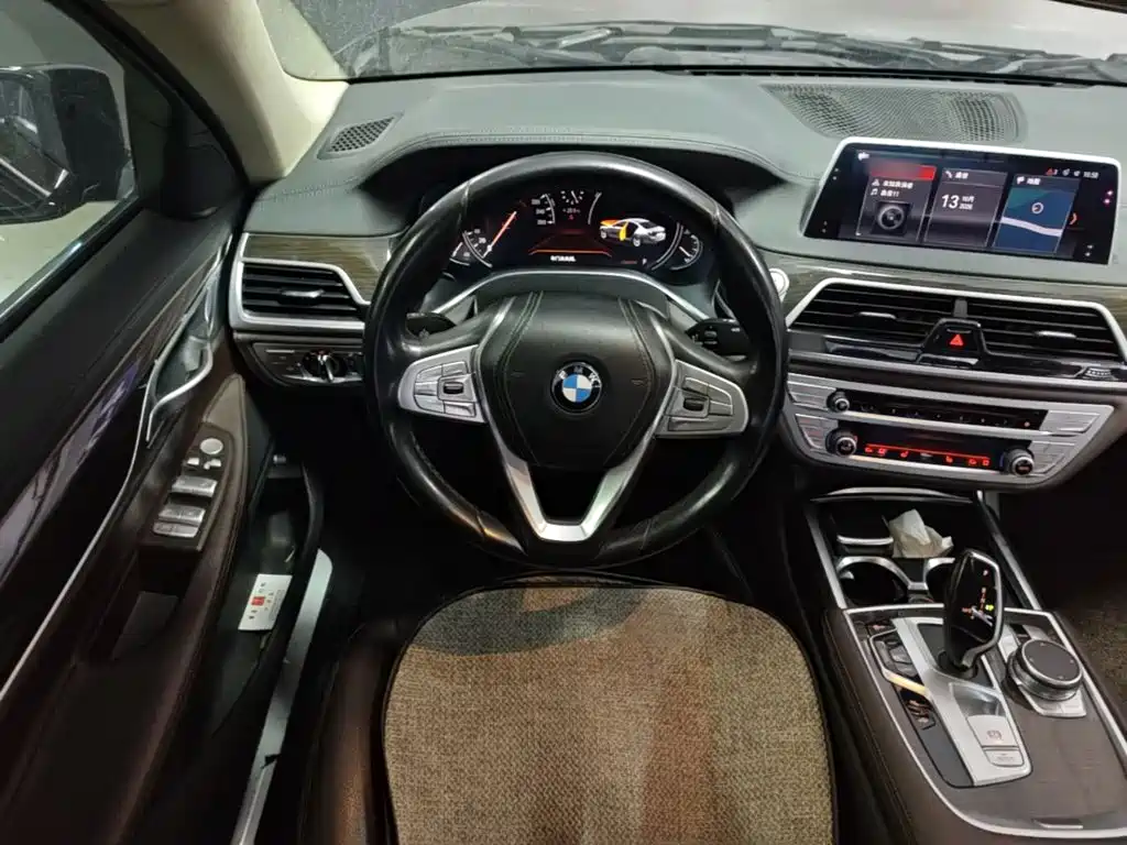 BMW 7 Series — миниатюра 11