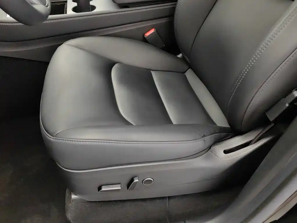 Tesla Model Y — миниатюра 20