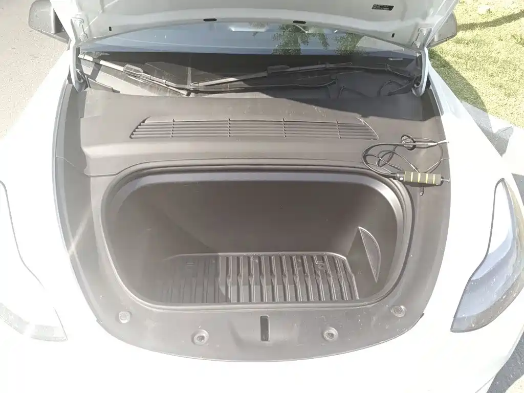 Tesla Model Y — миниатюра 21