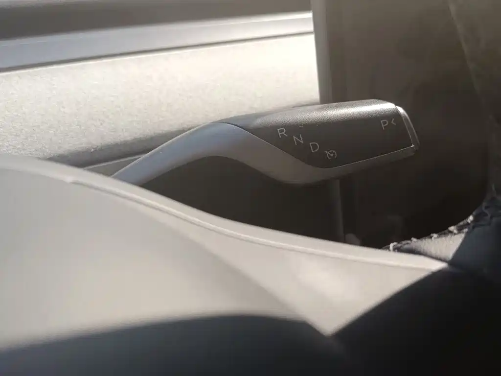 Tesla Model Y — миниатюра 15