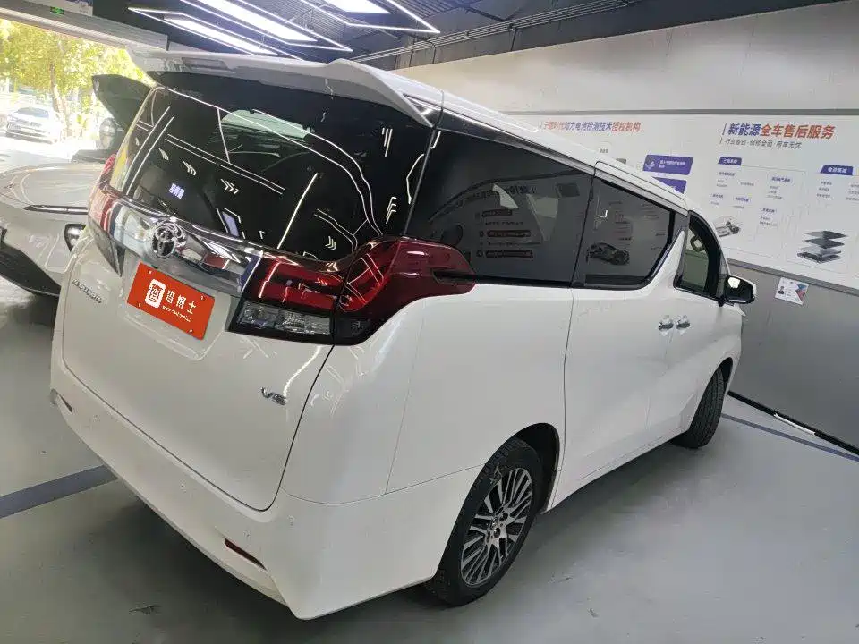 Toyota Alphard — миниатюра 2