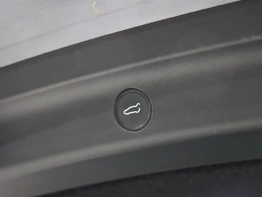 Tesla Model Y — миниатюра 15