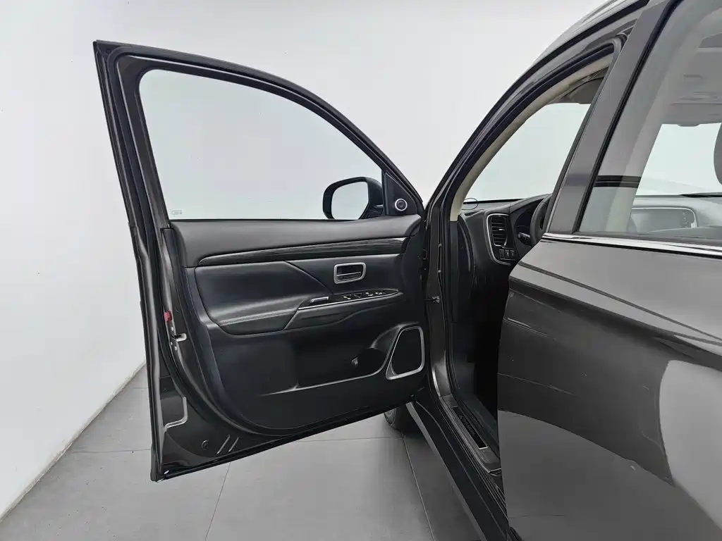 Mitsubishi Outlander — миниатюра 8