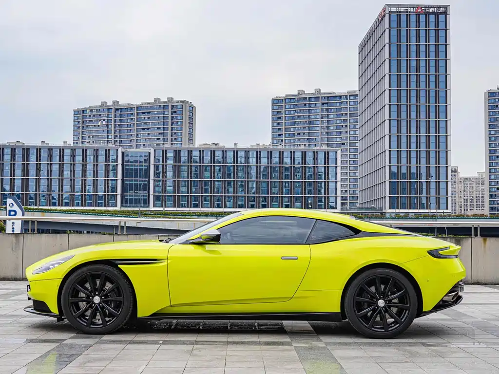 Aston Martin DB11 — миниатюра 7