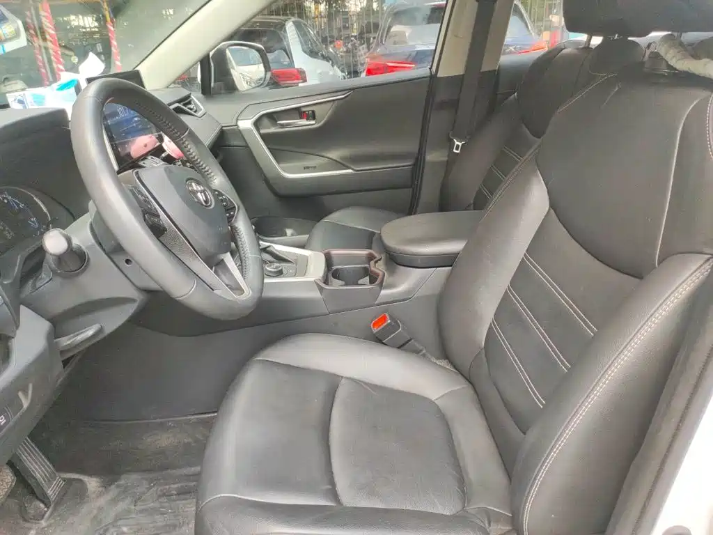 Toyota RAV4 — миниатюра 8