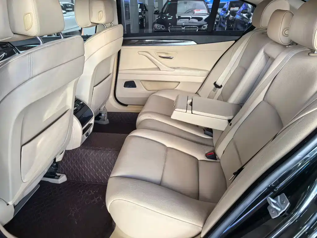 BMW 5 Series — миниатюра 7
