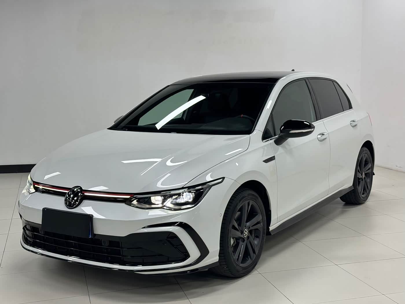 Volkswagen Golf 1.4 л 2023 г. Белый, пробег 19000 км