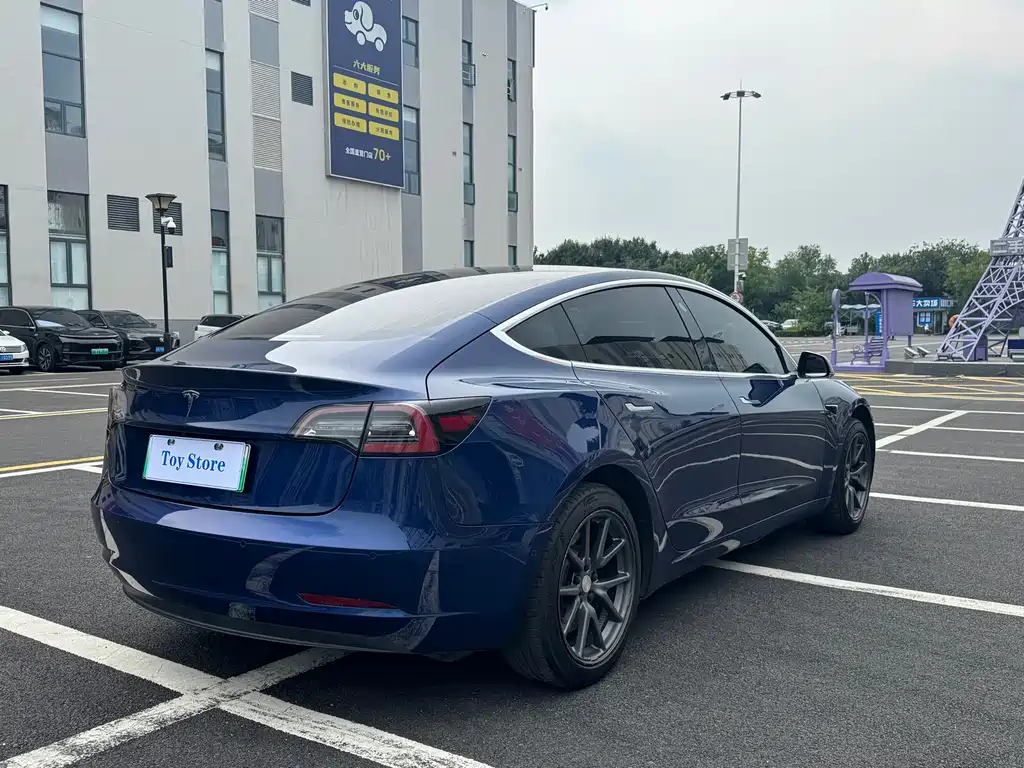 Tesla Model 3 — миниатюра 5