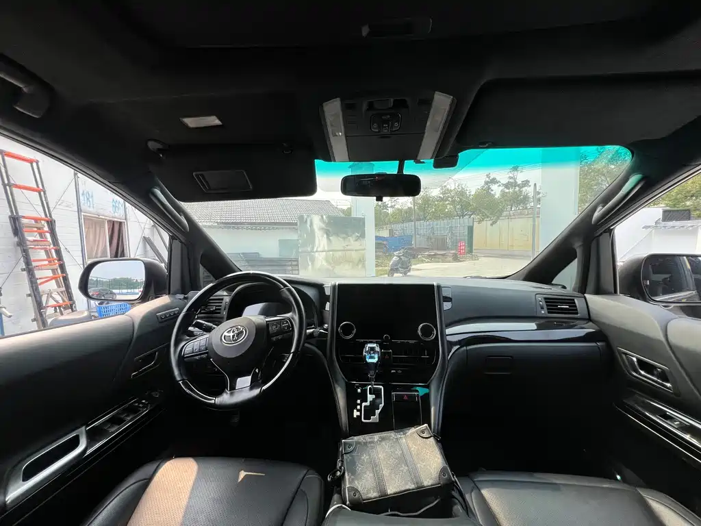 Toyota Alphard — миниатюра 4