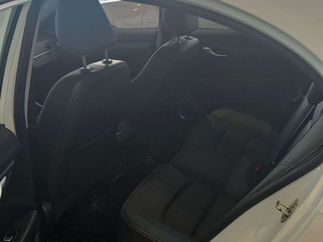 Geely Emgrand 1.5 л 2022 г. Белый, пробег 30000 км
